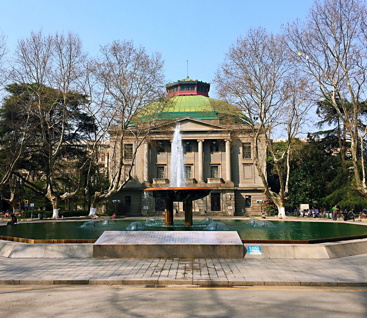 东南大学智能体定制项目展示图，显示校园智能助手界面